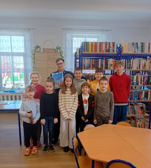 Aby ferie były bezpieczne - spotkanie policjantów z dziećmi.