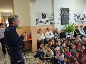 Spotkania policjantów z dziećmi w związku z rozpoczęciem ferii.