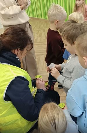 Spotkania policjantów z dziećmi w związku z rozpoczęciem ferii.