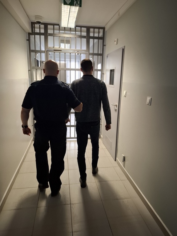 policjant z zatrzymanym