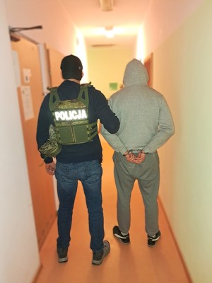 policjant z zatrzymanym