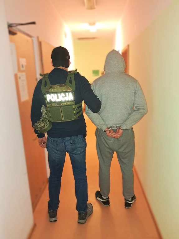 policjant z zatrzymanym