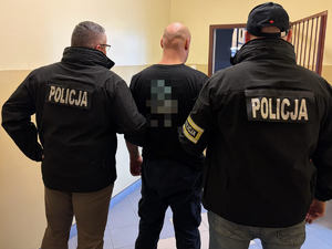 policjanci z zatrzymanym