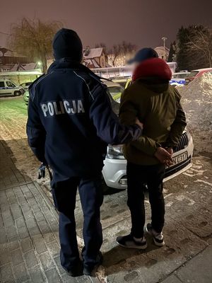 policjant z zatrzymanym