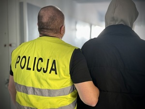 policjant z zatrzymanym