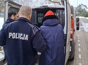policja z zatrzymanymi