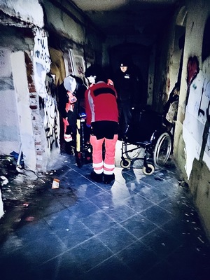 służby uratowały bezdomnego