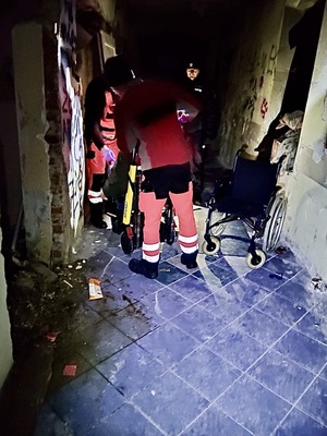 służby uratowały bezdomnego