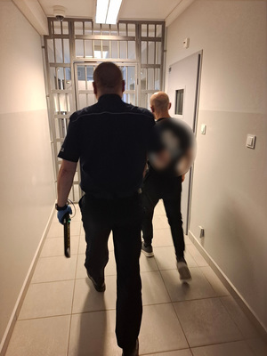 policjant z zatrzymanym