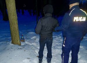 policjant z zatrzymanym