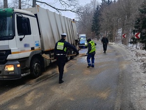 Na drogach jest ślisko i niebezpiecznie.