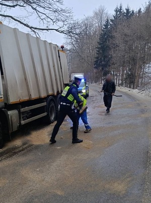 Na drogach jest ślisko i niebezpiecznie.