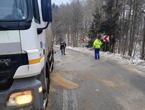 Na drogach jest ślisko i niebezpiecznie.