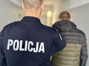 Zmiana kurtki nie pomogła. 29-latek odpowie za kradzieże w drogeriach.