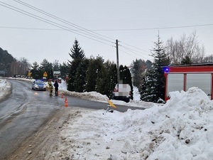 Trudne warunki pogodowe na drogach – Policja apeluje do kierowców i pieszych.