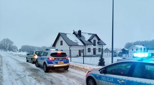 policjanci podczas kontroli drogowej