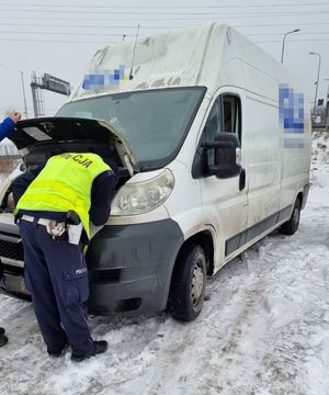 policjanci podczas kontroli TIR