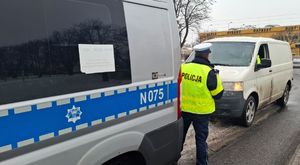 policjanci podczas kontroli TIR
