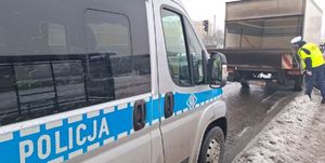 policjanci podczas kontroli TIR