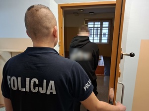 policjant z zatrzymanym i zabezpieczone narkotyki