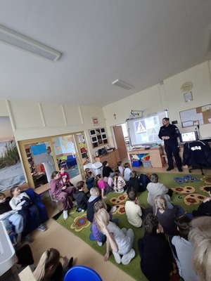 policjanci podczas spotkań z dziećmi