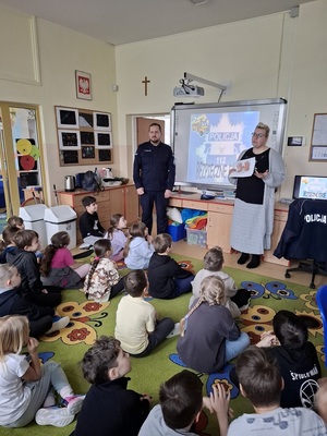 policjanci podczas spotkań z dziećmi