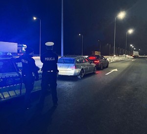 Kierowca z sądowym zakazem i narkotyki u pasażerów - trzech mężczyzn zatrzymanych na drodze S7.