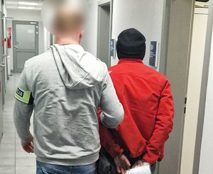 policjant z zatrzymanym