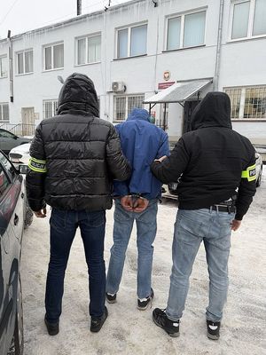 policjanci z zatrzymanym