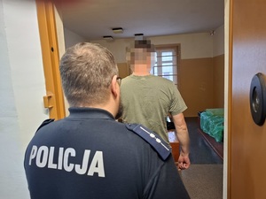 policjant z zatrzymanym