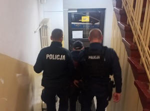 policjanci z zatrzymanym