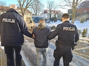 policjanci z zatrzymanym