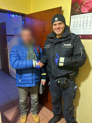 policjant z uratowanym mężczyzną