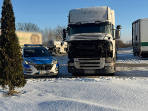 Siedział w nieogrzewanym aucie – policjanci zorganizowali pomoc.