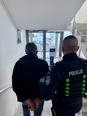 Policjanci z Żukowa zatrzymali mężczyznę poszukiwanego za przestępstwo seksualne z udziałem osoby małoletniej.