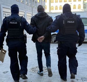 Ukradł byłej partnerce samochód i pieniądze.