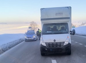 Chwila nieuwagi mogła skończyć się tragedią. Policjanci w porę zabezpieczyli staczający się samochód.
Nazwa