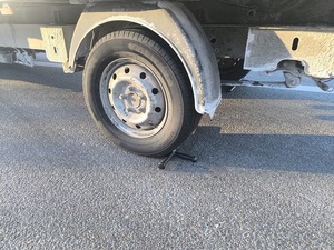 Chwila nieuwagi mogła skończyć się tragedią. Policjanci w porę zabezpieczyli staczający się samochód.
Nazwa