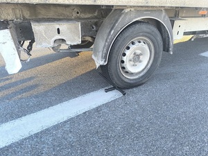 Chwila nieuwagi mogła skończyć się tragedią. Policjanci w porę zabezpieczyli staczający się samochód.
Nazwa