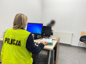 Podczas remontowania mieszkania ukradł złotą biżuterię.