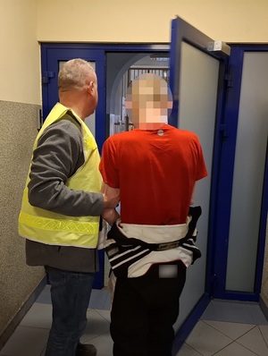 policjant z zatrzymanym