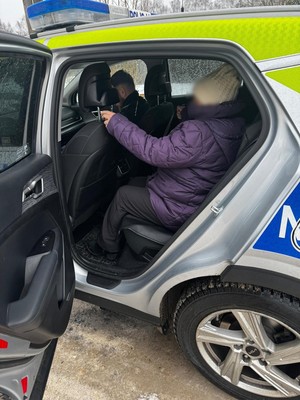 policjanci pomogli seniorce w ogrzaniu domu