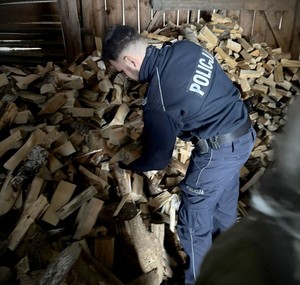policjanci pomogli seniorce w ogrzaniu domu