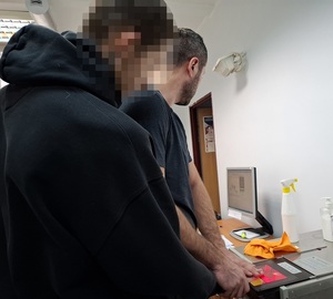 Trzej 19-latkowie odpowiedzą przed sądem.