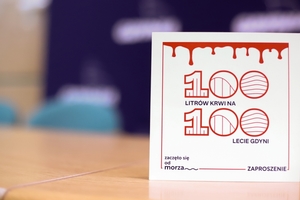 policjanci podczas finału zbiórki krwi