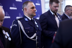 policjanci podczas finału zbiórki krwi