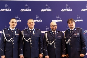 policjanci podczas finału zbiórki krwi