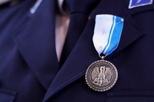 policjanci podczas finału zbiórki krwi