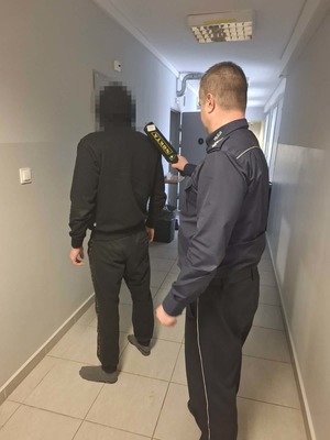 policjanci podczas doprowadzeń