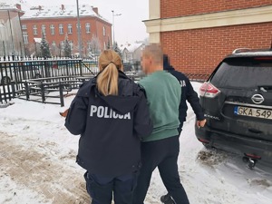 policjanci podczas doprowadzeń